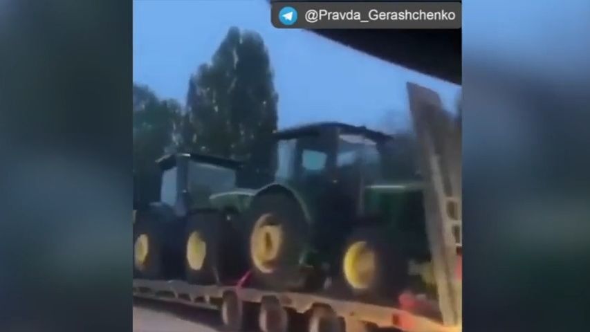 Rusové si odvezli nakradené traktory a kombajny. Ukrajinci je dálkově vypnuli